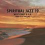 Text: "SPIRITUAL JAZZ 19 WEST COAST U.S.A. PARTS I & II: 50s – 80s". Sonnenuntergang über einem ruhigen Strand.