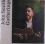 „John Smith Gatherings“ steht links. Ein Mann mit Bart spielt Gitarre und trägt ein T-Shirt und eine Jacke.