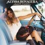 Oben steht "Alyssa Bonagura" und darunter "American Backroads". Frau in Sommerkleid sitzt entspannt in einem Oldtimer-Auto.