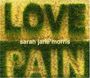 Text: "LOVE PAIN" und "sarah jane morris". Der Hintergrund wirkt wie grasartige Buchstaben.