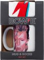 Text: "BOWIE", "MUG & SOCKS GIFT SET". Ein Set mit einer Tasse und Socken. Gesicht mit Blitz bemalt.