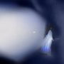 Unschärfe mit blauer und weißer Lichtkomposition; ein Mensch in weißem Gewand am Rand sichtbar.