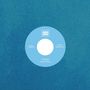 Zentral ein blaues Schallplattenetikett mit "MOVE ON UP" von Devon Russell, oben ein 333-Logo, Hintergrund blau.