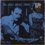 "The BILL BEAU TRIO" und "LIVE! at the Blueport Lounge" sind die Texte. Eine Person spielt Klavier, im Hintergrund sind zwei weitere Personen.