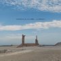 MICROHM & IMMAABS / LATENCIA. Verlassene Steinsäulen in einer kargen Landschaft, blauer Himmel mit leichten Wolken.