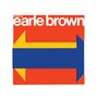 "music by earle brown" in Weiß auf Rot. Gelber Pfeil zeigt nach links, blauer nach rechts, in einem roten Quadrat.