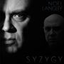 Text: "NOEL LANGLEY SYZYGY". Nahaufnahme eines Gesichts mit intensivem Blick im Schatten.