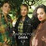 Text: "LONDON FOG DARA". Drei Frauen in karierten Mänteln stehen im Grünen. Sie tragen auffällige Broschen und Halsketten.