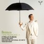 Text: Britten « EN FRANÇAIS ! » CYRILLE DUBOIS DAVID REILAND ORCHESTRE NATIONAL DE METZ TRISTAN RAËS. Mann mit Schirm, Frosch auf Schulter.