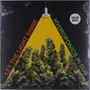 „LET THE LIGHT SHINE“ in Rot, „HYDROPONICS IN DUB“ in Grün. Gelbes Licht beleuchtet Pflanzen. Sticker: „GREEN VINYL“.