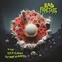 "BAD FRACTALS" oben, "THE SEA SANG SCREAMING" unten. Organische, farbige Struktur mit runden Formen und zentraler Kugel.
