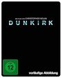 "Ein Film von Christopher Nolan: Dunkirk". Schwarzer Hintergrund, FSK 12 Symbol, Schrift in hellem Blau, vorläufige Abbildung.