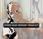 "SEVERED HEADS EMERGENCY BROADCASTS" steht auf einem schwarzen Balken. Verzerrte, abstrakte Darstellung eines Gesichts.