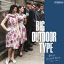 „BIG OUTDOOR TYPE“, „Blue Eyed Boy '80 - '84“. Sieben Personen, vier Männer und drei Frauen in Blumenkleidern, lächeln.