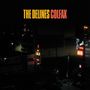 "The Delines Colfax" in gelbem und rotem Text auf schwarzem Hintergrund, darunter ein neonbeleuchtetes Motel bei Nacht.