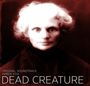 Text: "Original Soundtrack Hardy Fox Dead Creature". Ein schwarz-weiß Porträt mit dramatischem Kontrast von einer Person.
