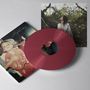 Ein rotes Vinyl mit Covertext "Long Haired" zeigt ein Kind im roten Kleid. Im Hintergrund eine Frau in einem Wald.