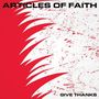 "ARTICLES OF FAITH" oben, "GIVE THANKS" unten; rote und weiße, gezackte Muster auf gesprenkeltem Hintergrund.