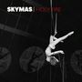 Text: "SKYMAS | HOLY FIRE". Eine Akrobatin in einem schimmernden Outfit schwebt kopfüber an Tüchern in einem Zirkuszelt.