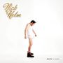 Oben links „Nick Helm“. Unten rechts „DOWN 'N' DIRTY“. Ein Mann in Unterhemden und Stiefeln zieht an seiner Unterhose.