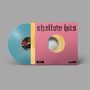 "shallow hits" in gotischer Schrift auf rosa Hülle, blaue Vinyl-Schallplatte sichtbar. Stylisch und retro gestaltet.