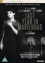 "Last Year in Marienbad" von Alain Resnais. Schwarz-weißes Bild einer eleganten Frau in einem formellen Kleid.