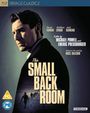 "The Small Back Room" in großen Buchstaben. Links Menschen in einer Reihe. Dunkle Illustration eines Mannes im Anzug.
