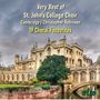 Texte: "Very Best of St. John's College Choir" und "19 Choral Favourites". Alte Architektur an einem Flussufer.