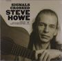 „SIGNALS CROSSED STEVE HOWE“ steht oben. Ein Mann mit Gitarre schaut direkt, in Sepiaton.