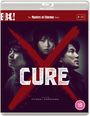 „CURE“ steht in großen Buchstaben über rotem X, drei ernste Gesichter im Hintergrund, oben „Masters of Cinema Series“.
