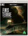 "FINIS TERRAE a film by JEAN EPSTEIN." Dunkle, dramatische Küstenszene mit Leuchtturm und drei Personen in der Ferne.