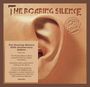 „The Roaring Silence 50th Anniversary Edition“ Text über ein großes Ohr, mit einem stilisierten Logo und einer Reliefschrift.