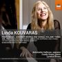 Texte im Vordergrund beschreiben Musik von Linda Kouvaras. Eine lächelnde Frau sitzt am Klavier. Oben rechts ein Logo.