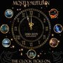 "2010-2025 Remastered," "Mostly Autumn," "The Clock Ticks On." Eine Uhr mit römischen Ziffern und neun runden Bildern.