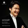 "MOZART The Complete Piano Sonatas Vol. 1 Jae-Hyuck Cho" und ein Mann im Anzug lächelt mit verschränkten Armen.