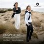 „UNSPOKEN: Works for Piano Duo“, Wu Qian und Juho Pohjonen. Zwei Personen in eleganter Kleidung am Strand.