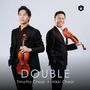 Timothy und Nikki Chooi, "DOUBLE". Zwei Männer mit Geigen in schwarzen Anzügen vor hellem Hintergrund.
