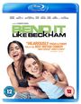 Zwei lachende junge Frauen, eine umarmt die andere. Überschrift: "BEND IT LIKE BECKHAM". Bewertet ab 12 Jahren.
