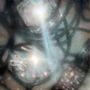 Keine Texte sichtbar. Unscharfe, abstrakte Formen in Grau- und Rosatönen. Mysteriös wirkendes Bild.