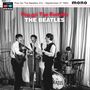 Pop Go The Beatles. Vier Musiker spielen Instrumente vor einem Vorhang. Die Trommel hat "The Beatles" als Aufschrift.