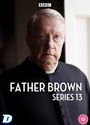 "FATHER BROWN SERIES 13", BBC-Logo oben. Ein älterer Mann in Priestertracht blickt ernst. Links ein "D"-Logo, rechts Altersfreigabe 15.