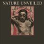 Text: "NATURE UNVEILED". Illustration eines leidenden Mannes an einem Kreuz vor einem roten Hintergrund.