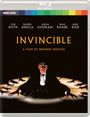 Oben stehen die Namen Tim Roth, Jouko Ahola, Anna Gourari, Max Raabe, Udo Kier. „INVINCIBLE“ ist mittig, darunter "A Film by Werner Herzog". Ein Mann im Anzug wird von vielen Händen umgeben, dramatisch beleuchtet.