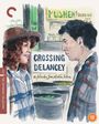 „CROSSING DELANCEY, a film by Joan Micklin Silver.“ Zwei Personen unterhalten sich vor einem Marktstand.