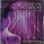 "STEVIE NICKS WHITE WINGED DOVE" gefolgt von einem violetten, fensterartigen Muster und einer verschwommenen Gestalt links.
