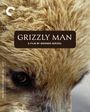 Text: "GRIZZLY MAN - A FILM BY WERNER HERZOG". Nahaufnahme eines Bärenfells mit sichtbarem Auge, links ein schmaler Textstreifen.