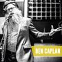 "2 Meter Sessions" oben rechts. "BEN CAPLAN" in gelbem Balken unten rechts. Ein bärtiger Mann singt in ein Mikrofon.