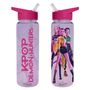 Links "KPOP DEMON HUNTERS"; Rechts sind drei stilisierte Figuren in bunten Outfits auf einer Trinkflasche.