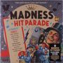 "Madness Hit Parade" in großen Buchstaben, dynamische, bunte Illustration mit fröhlichen Musikern in blauen Anzügen.