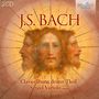 "J.S. BACH" in großer Schrift, drei Gesichter in der Mitte, umgeben von strahlenden Linien.